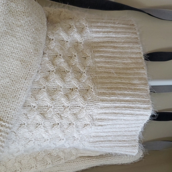 Beautiful, cream & bulky cowl Sweater - Picture 4 of 7